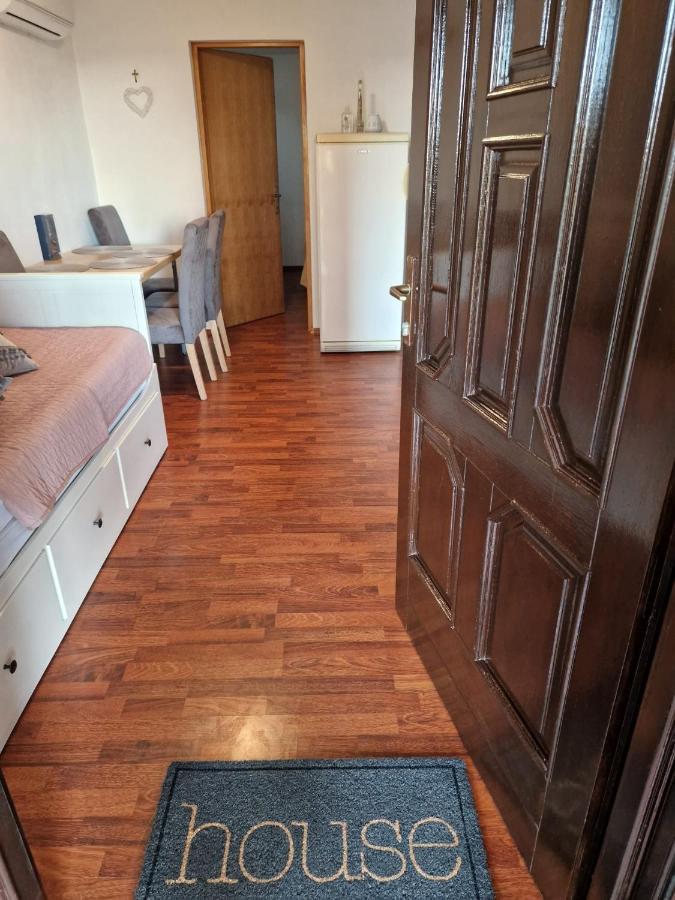 Apartment Misic 利缇纳 外观 照片