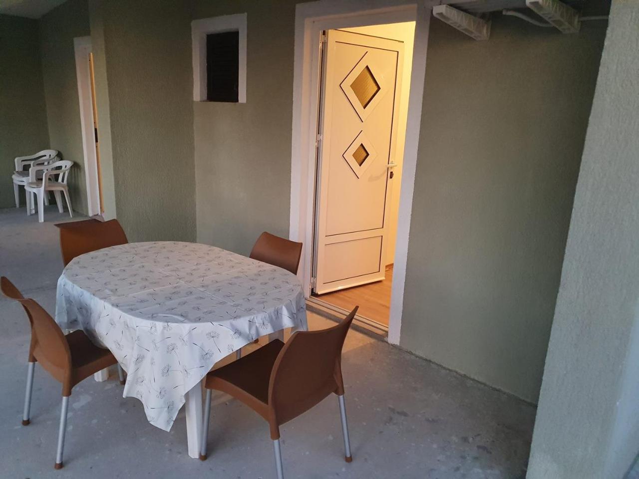 Apartment Misic 利缇纳 外观 照片